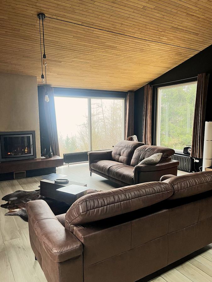 Le salon face aux baies vitrées
