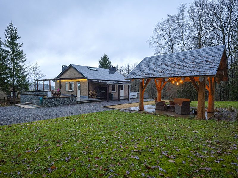 Le gîte, le kiosque en bois et le jardin