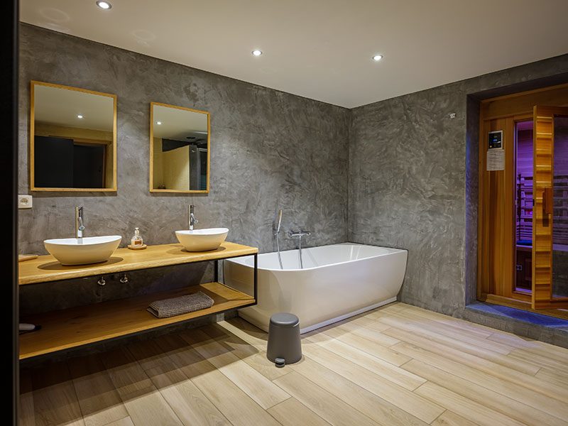 Salle de bain avec baignoire et cabine infrarouge