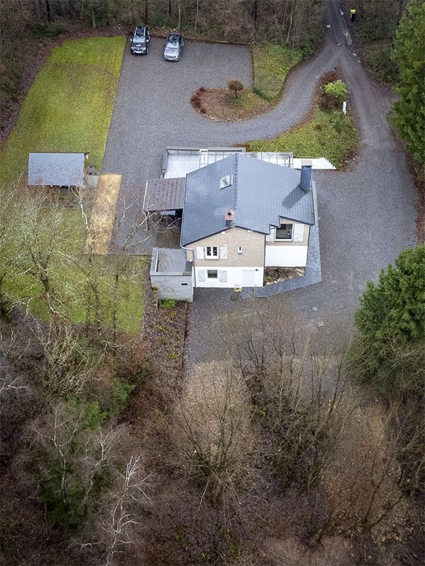 Le gîte et son parking en bordure de forêt
